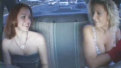 Két lány, akik szeretik a ingyenes erotikus videók kakas, hogy egy forró hármasban a kanapén