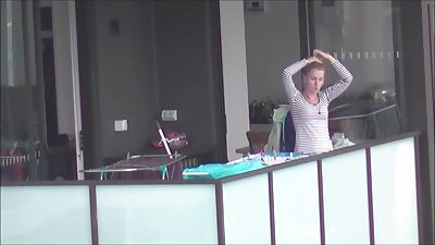 A karcsú nő leírhatatlan elégedettséget talál szex filmek online